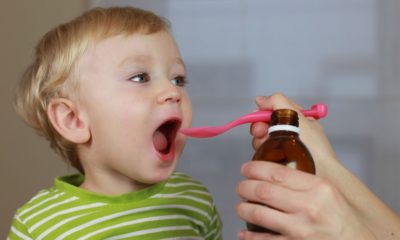 Ребенок пьет сироп